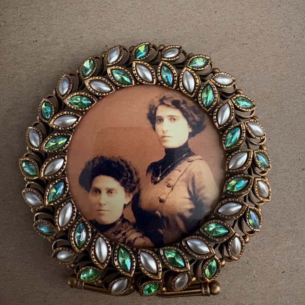 Edgar Berebi Limited Edition round frame with pearls and stones